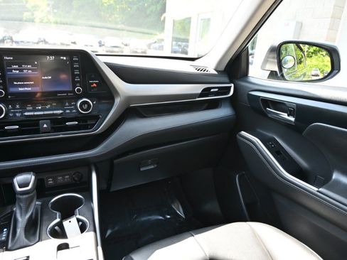 Used 2022 Toyota Highlander XLE AWD/4WD image 11