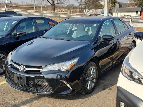 Used 2017 Toyota Camry SE image 3