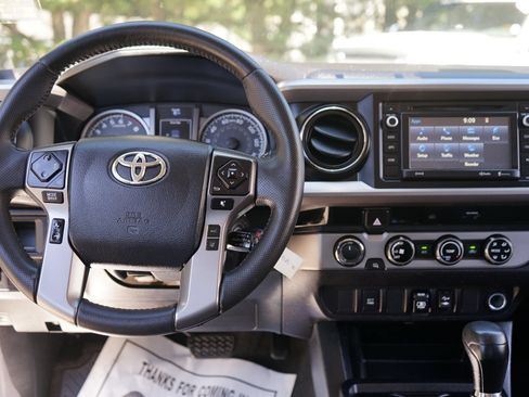 Used 2018 Toyota Tacoma SR5 AWD/4WD image 14
