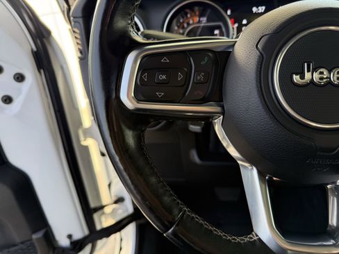 Used 2020 Jeep Gladiator Overland image 9