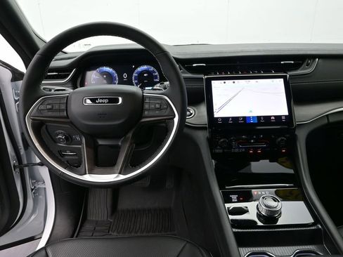 Used 2025 Jeep Grand Cherokee L Limited w/ Luxury Tech Group II image 16