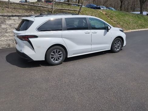 Used 2024 Toyota Sienna LE w/ LE Plus Package image 3