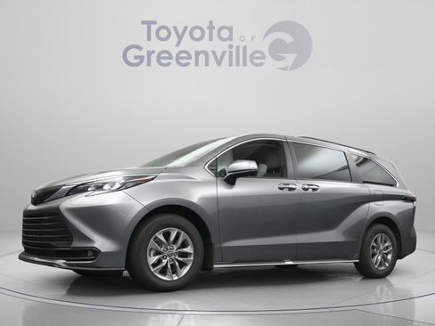 Used 2026 Toyota Sienna XLE FWD image 2