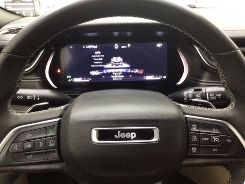 Used 2023 Jeep Grand Cherokee Limited w/ Trailer Tow Prep Group (B) image 11