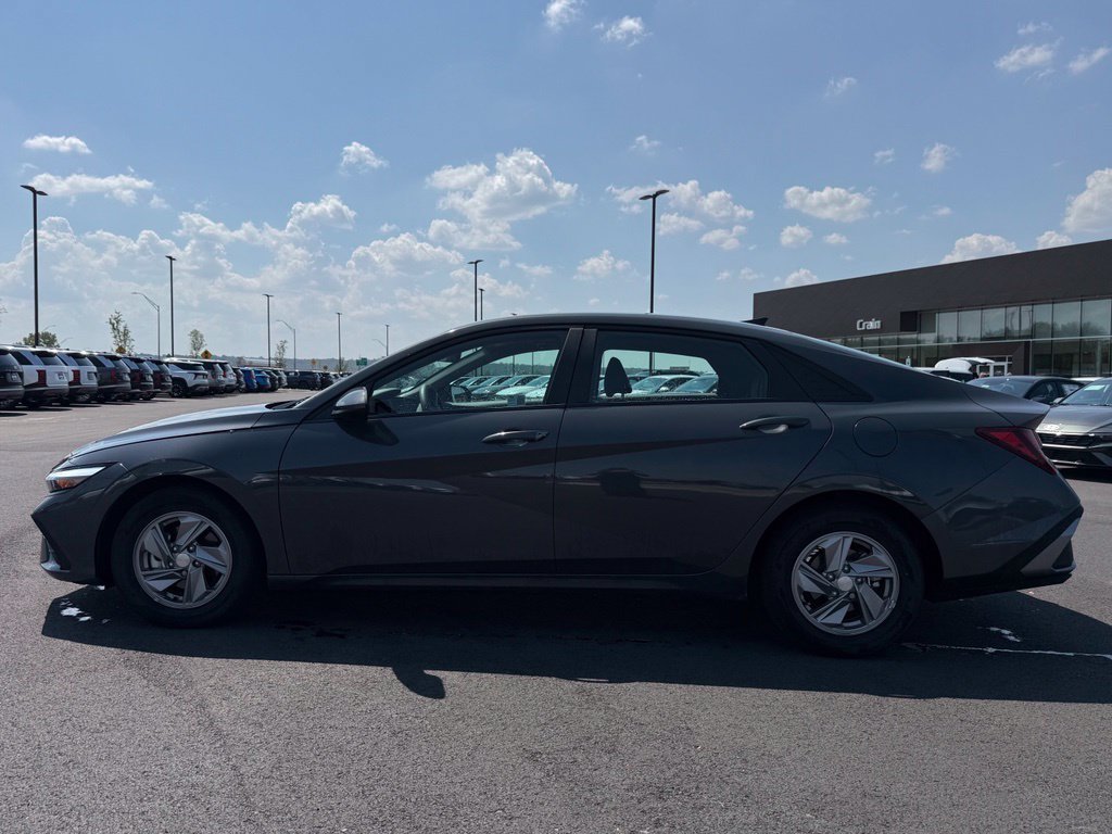 Used 2024 Hyundai Elantra SE FWD image 8