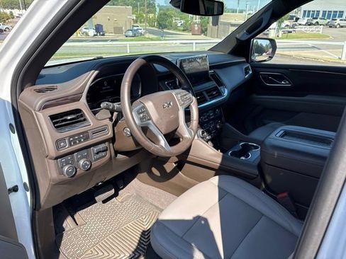Used 2024 Chevrolet Tahoe Z71 w/ Luxury Package AWD/4WD image 8