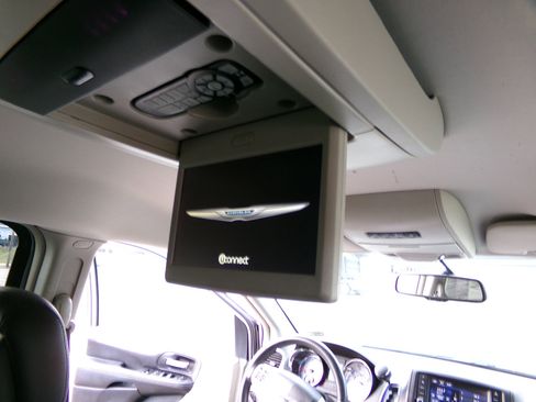 Used 2016 Chrysler Town & Country Touring image 21