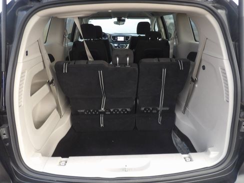 Used 2023 Chrysler Voyager LX image 8