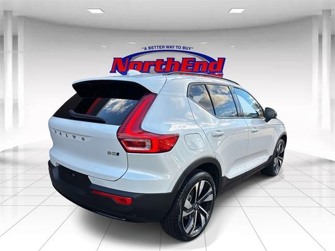 Used 2024 Volvo XC40 B5 Plus w/ Climate Package image 3
