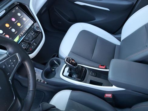 Used 2020 Chevrolet Bolt Premier w/ Infotainment Package FWD image 36