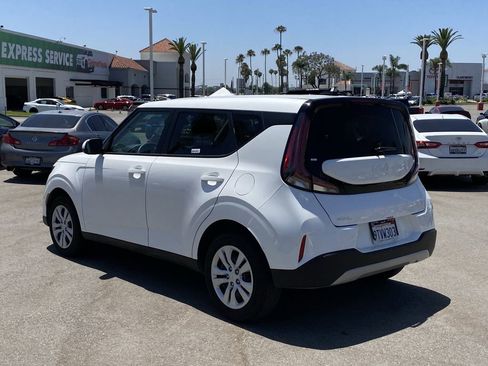 Used 2025 Kia Soul LX FWD image 4