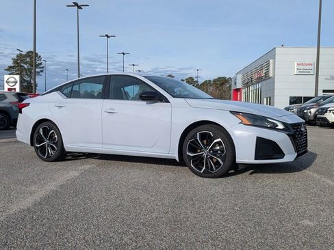 Used 2024 Nissan Altima 2.5 SR image 2