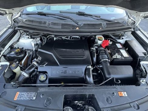 Used 2017 Ford Explorer Platinum image 2