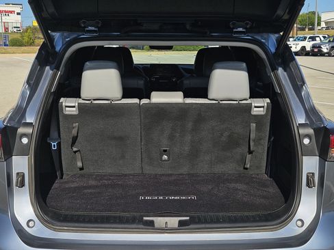 Used 2020 Toyota Highlander XLE image 9