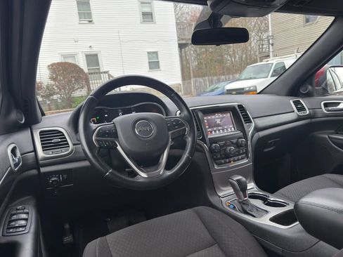 Used 2020 Jeep Grand Cherokee Laredo AWD/4WD image 29