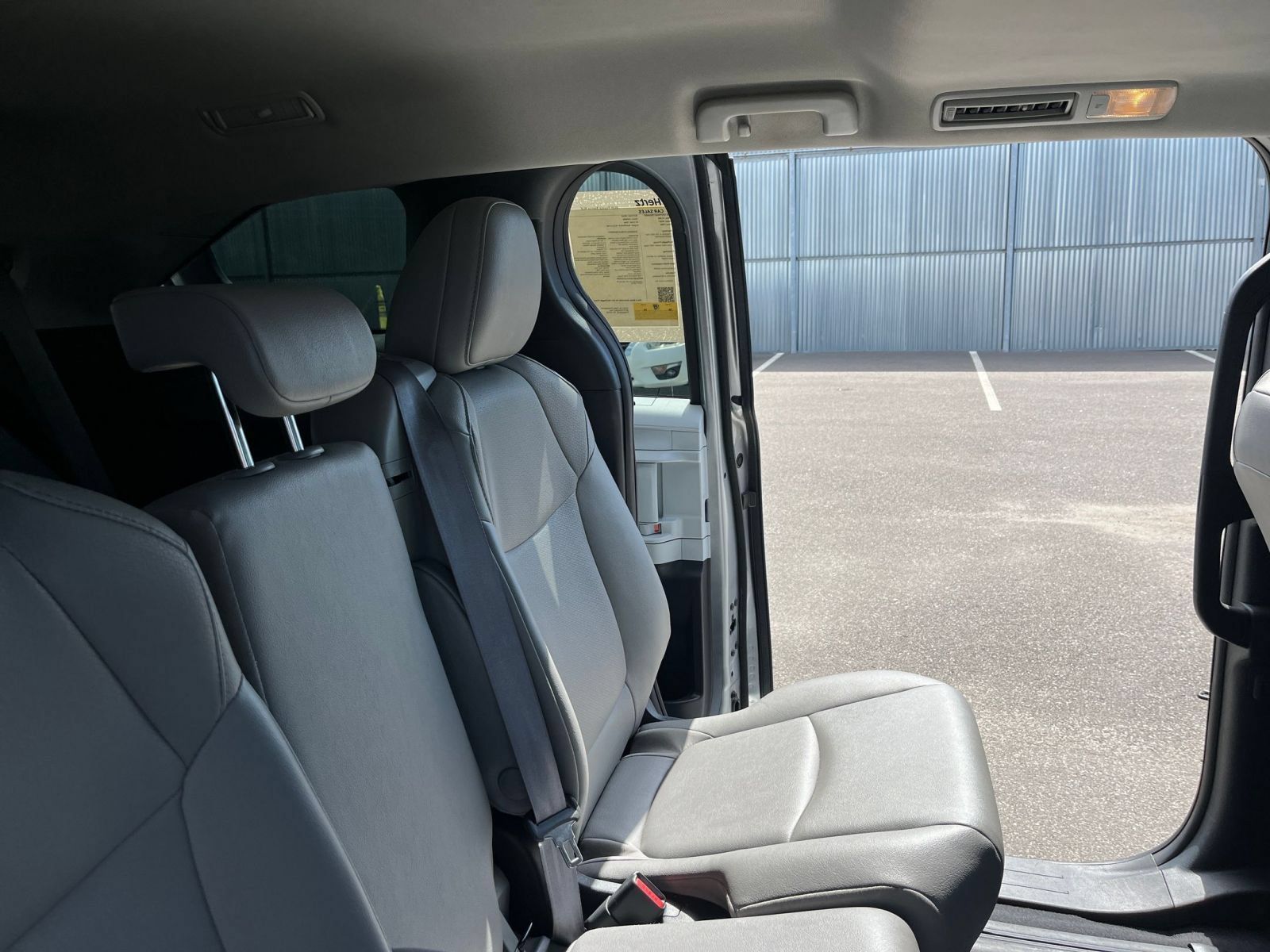 Used 2025 Toyota Sienna XLE FWD image 39