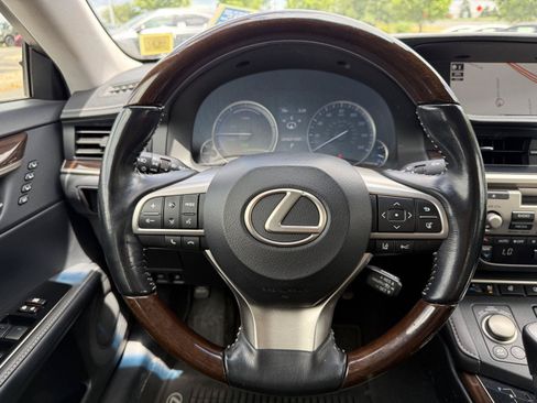Used 2017 Lexus ES 300h FWD image 14