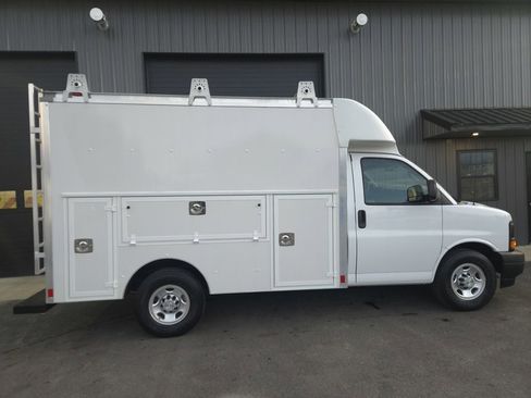 Used 2017 Chevrolet Express 3500 image 5