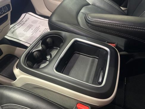 Used 2024 Chrysler Pacifica Touring-L image 25