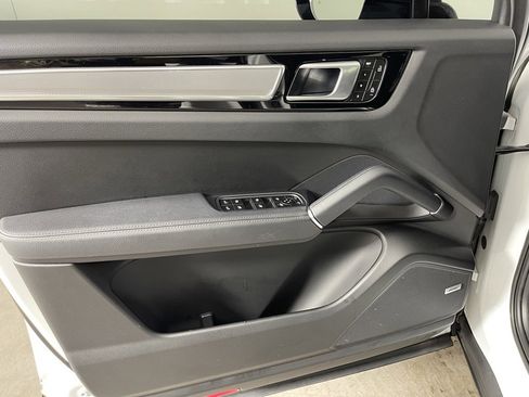Certified 2023 Porsche Cayenne Platinum Edition image 27