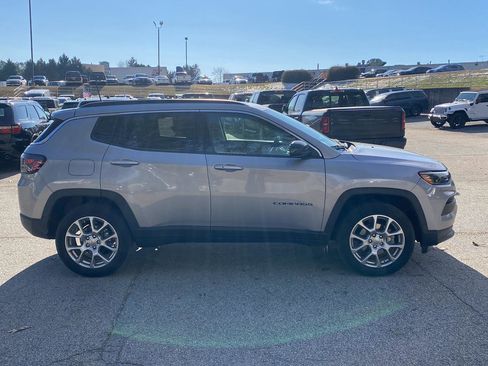 Certified 2022 Jeep Compass Latitude w/ Sun and Sound Group image 4