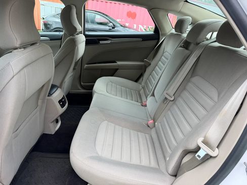 Used 2019 Ford Fusion SE FWD image 16