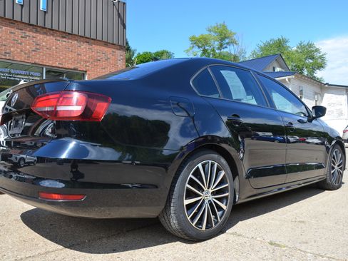 Used 2016 Volkswagen Jetta Sport w/ Lighting Package FWD image 4