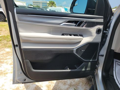 Used 2025 Jeep Wagoneer L 4WD w/ Premium Group I image 14