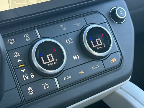 New 2026 Land Rover Defender 110 X-Dynamic SE image 21
