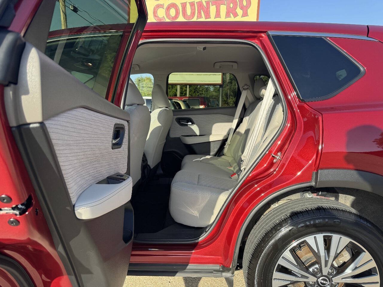 Used 2023 Nissan Rogue SV AWD/4WD image 18