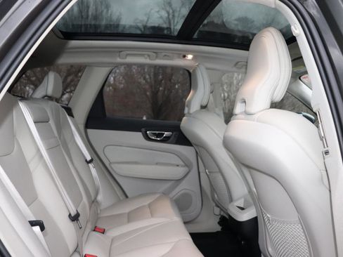 Used 2020 Volvo XC60 T5 Momentum w/ Protection Package Premier image 36