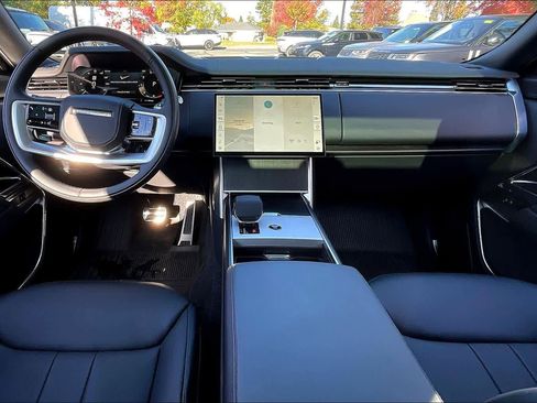 New 2025 Land Rover Range Rover Long Wheelbase SE image 7