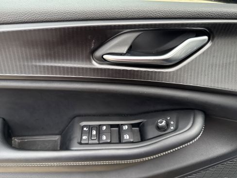 Used 2023 Jeep Grand Cherokee Laredo image 11