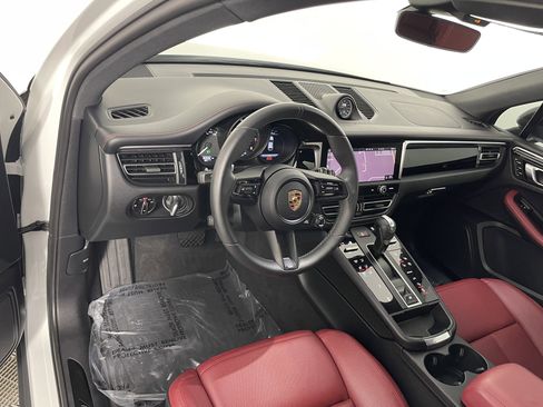 Certified 2023 Porsche Macan Turbo AWD/4WD image 4