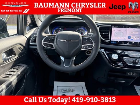 Used 2025 Chrysler Pacifica Select FWD image 13
