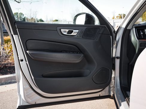 Used 2023 Volvo XC60 B5 Ultimate image 12