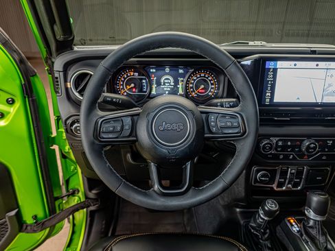 Used 2025 Jeep Gladiator Sport AWD/4WD image 17