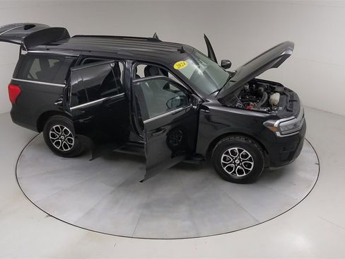 Certified 2024 Ford Expedition XLT image 50