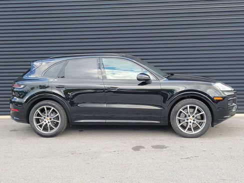 Certified 2025 Porsche Cayenne AWD/4WD image 8