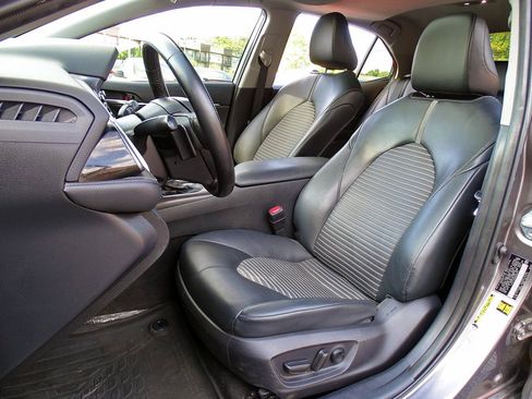 Used 2022 Toyota Camry SE w/ Cold Weather Package FWD image 16