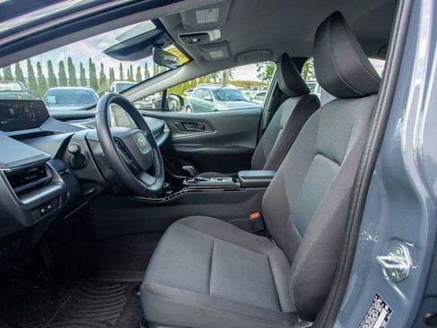 Used 2025 Toyota Prius LE AWD/4WD image 9
