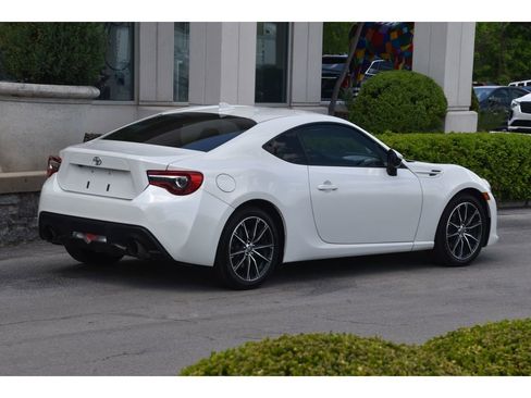 Used 2017 Toyota 86 RWD image 4