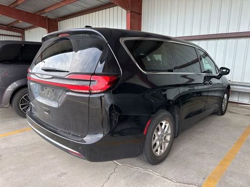 Used 2024 Chrysler Pacifica Touring-L FWD image 7