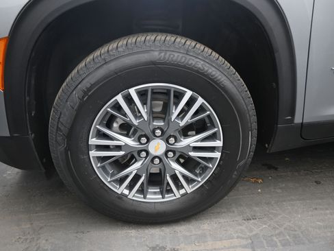 Used 2025 Chevrolet Traverse LT image 11