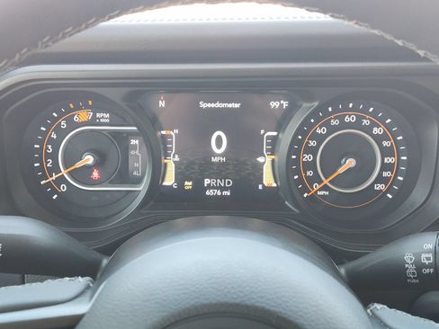Used 2025 Jeep Wrangler Unlimited Rubicon w/ Convenience Group AWD/4WD image 19