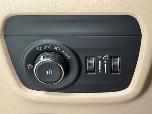 Used 2023 Jeep Grand Cherokee Limited w/ Luxury Tech Group II AWD/4WD image 22