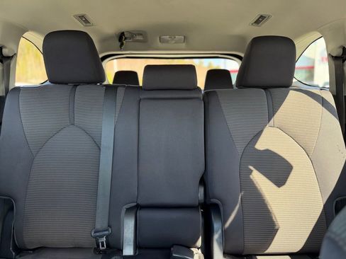 Used 2023 Toyota Highlander LE AWD/4WD image 29