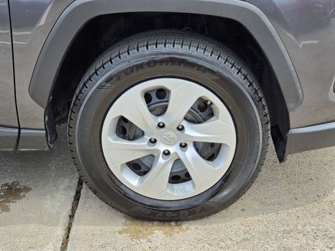 Used 2019 Toyota RAV4 LE FWD image 10