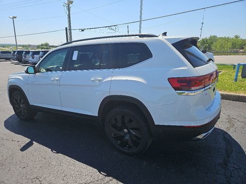 Used 2024 Volkswagen Atlas SE w/ Panoramic Sunroof Package FWD image 9