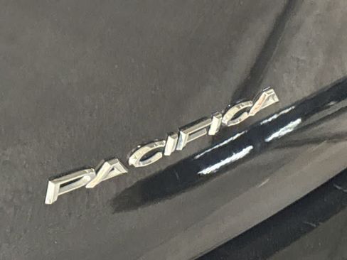 Used 2023 Chrysler Pacifica Limited FWD image 10